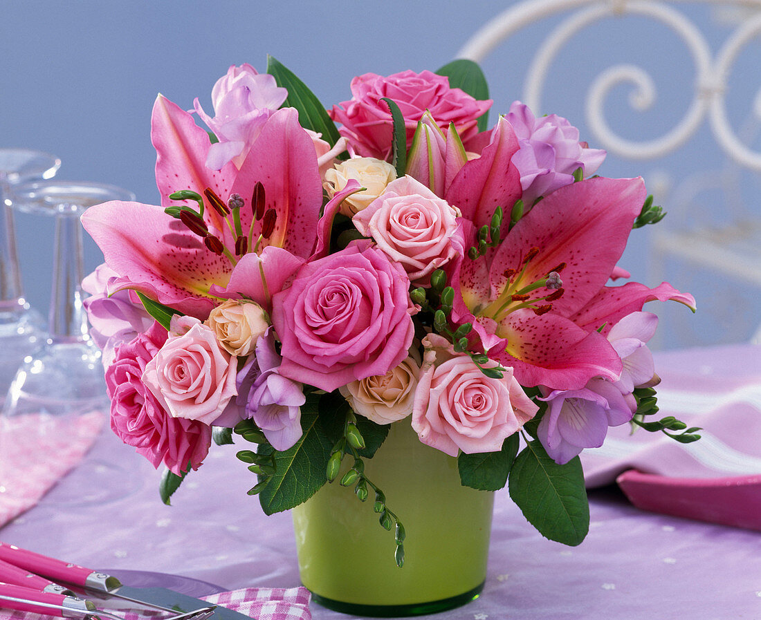 Positive-negative bouquets, bouquet in matching vase