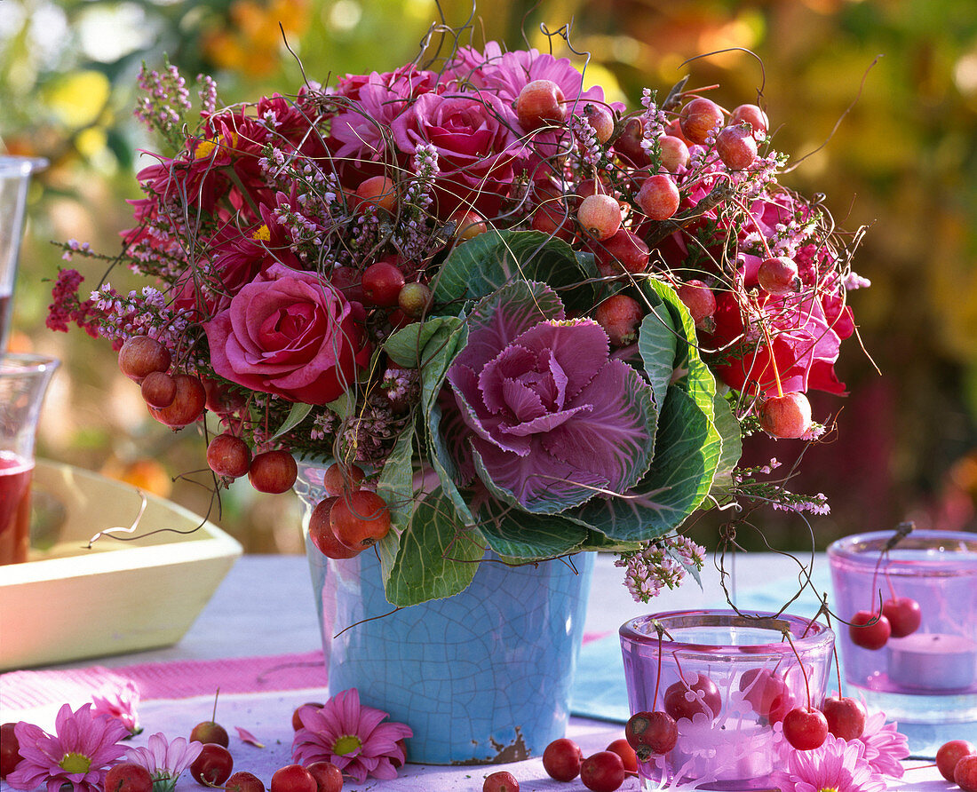 Herbststrauß aus Brassica (Zierkohl), Rosa (Rosen), Malus (Zieräpfeln)