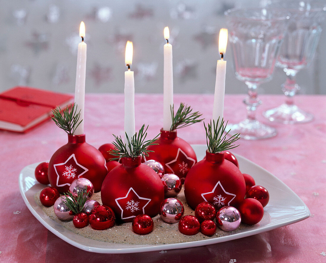 5-Minuten-Adventskranz aus roten Christbaumkugeln