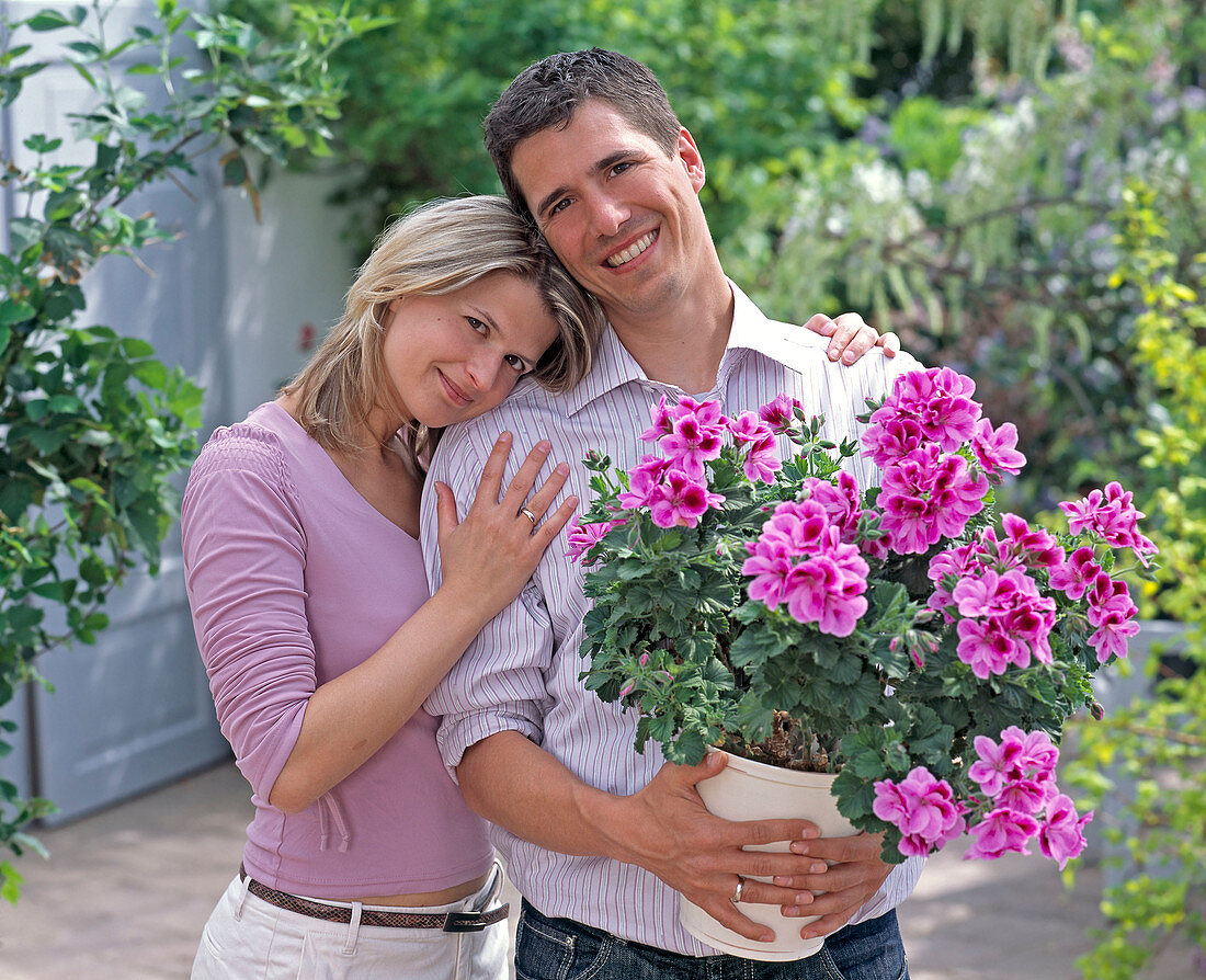 Junges Paar mit Pelargonium grandiflorum