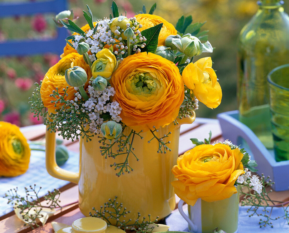 Strauß aus Ranunculus (Ranunkeln) und Viburnum tinus (Lorbeerschneeball)