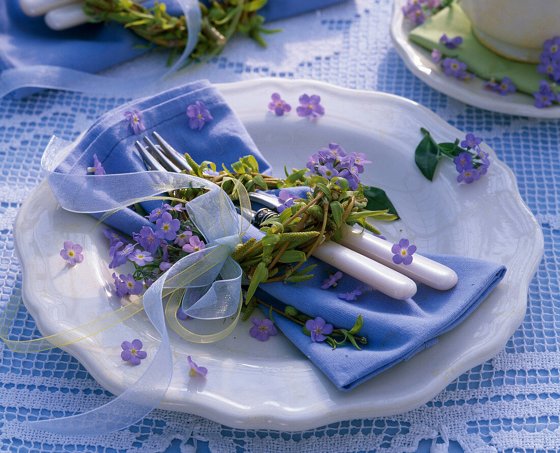 Kranz aus Salix (Weide), geschmückt mit Blüten von Myosotis (Vergißmeinnicht)