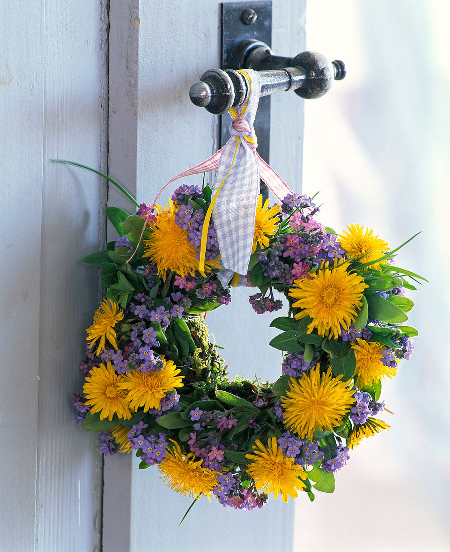 Kranz aus Taraxacum (Löwenzahn), Myosotis (Vergißmeinnicht), Gräsern