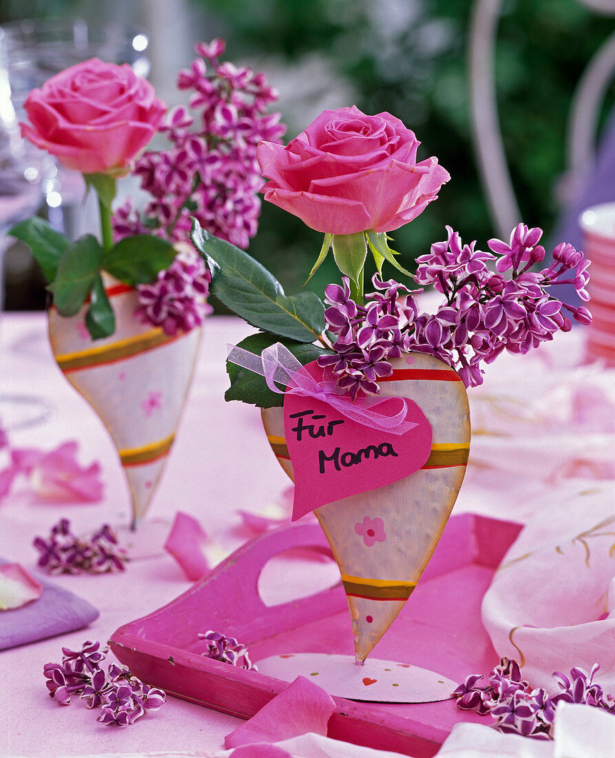 Rose and syringa in heart vase with sign'Für Mama'