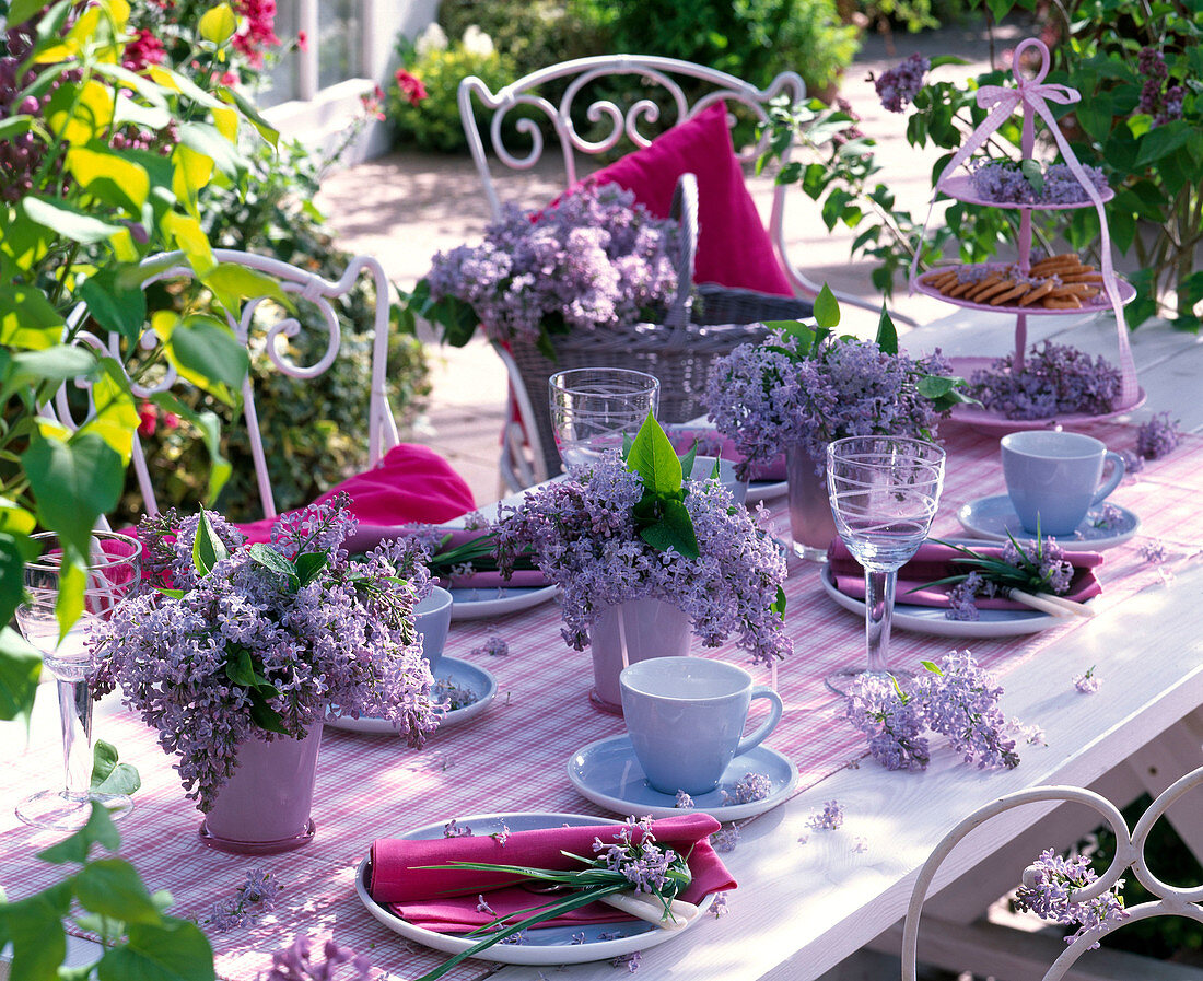 Table decoration with syringa