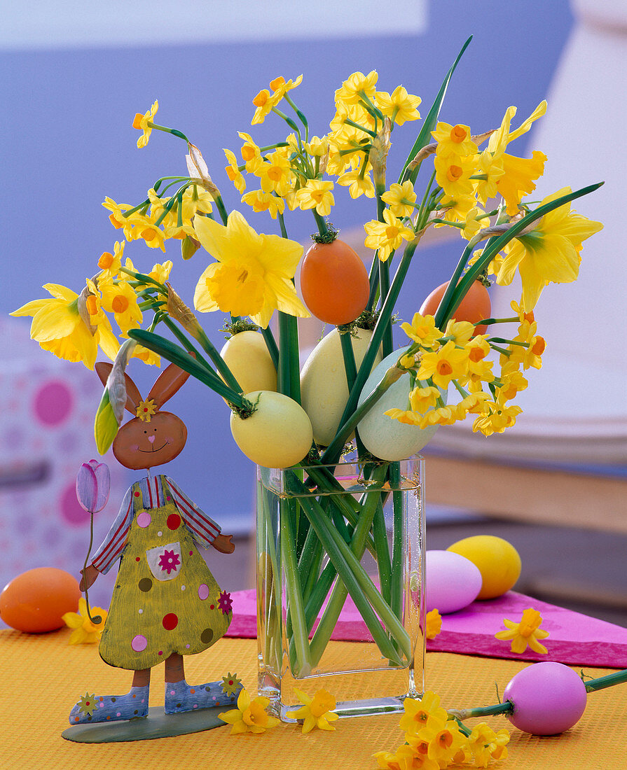 Eggs daffodils in bouquet