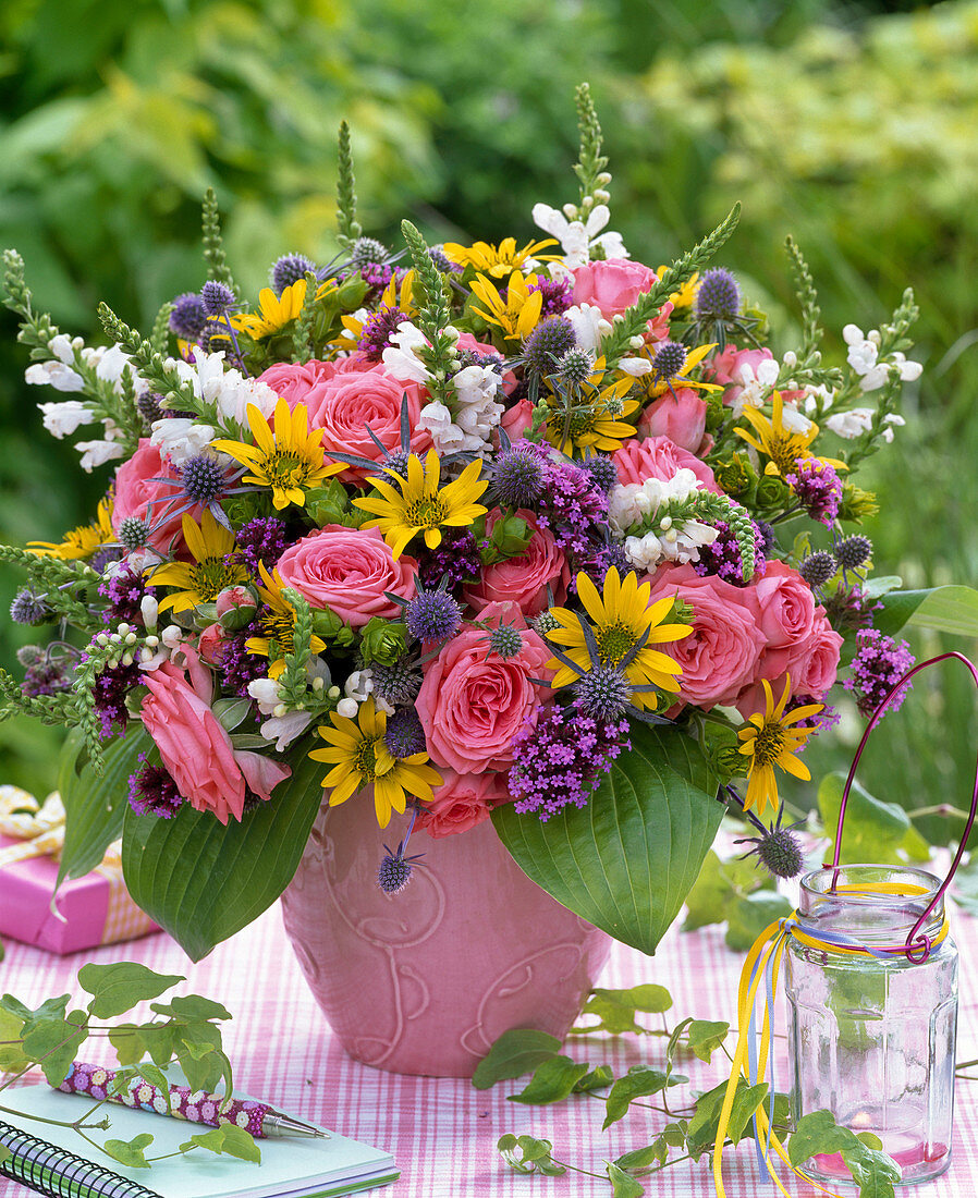 Strauß aus Rosa (Rosen), Helianthus (Staudensonnenblumen), Physostegia