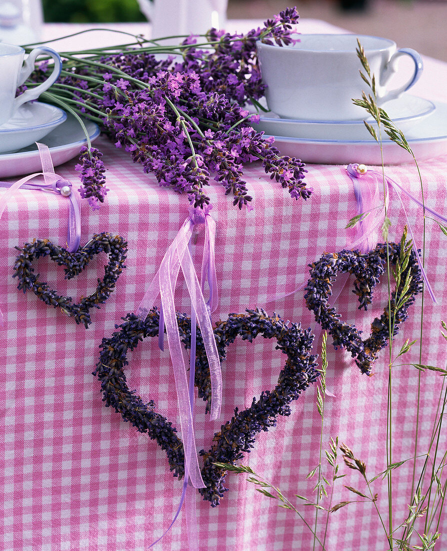 Herzen aus Lavandula (Lavendel) seitwärts am Tisch, Strauß aus Lavendel
