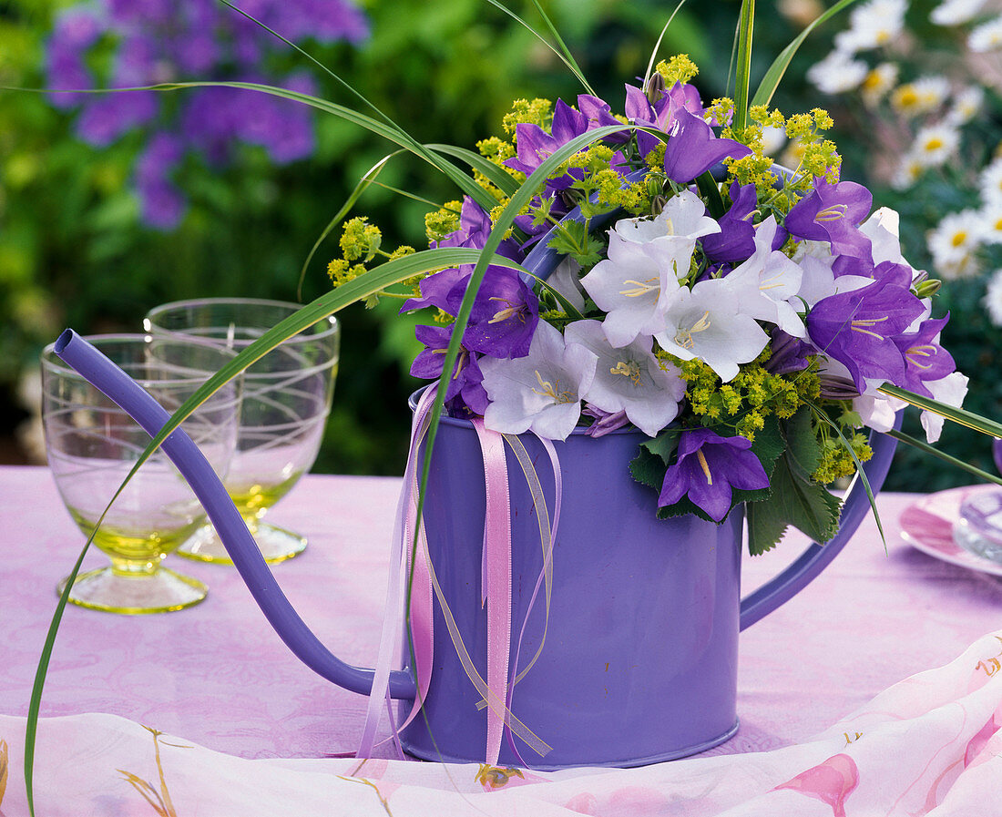 Strauß aus Campanula (Glockenblumen), Alchemilla (Frauenmantel), Gräsern