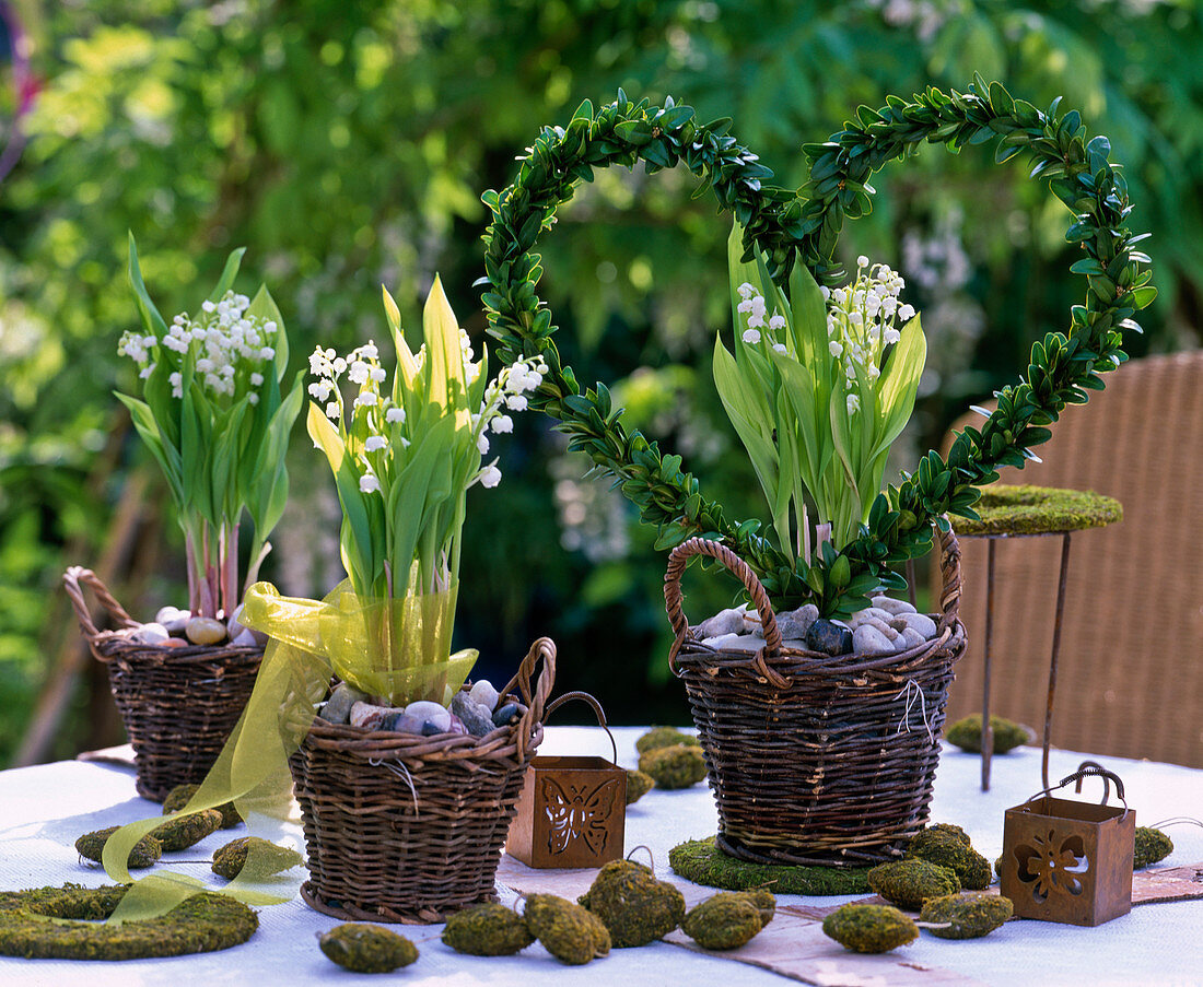 Körbe mit Convallaria majalis (Maiglöckchen), Herz aus Buxus