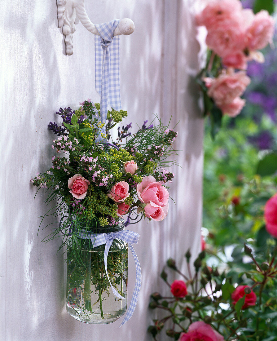 Strauß aus Rosa (Rosen), Origanum (Oregano), Lavandula (Lavendel), Anethum