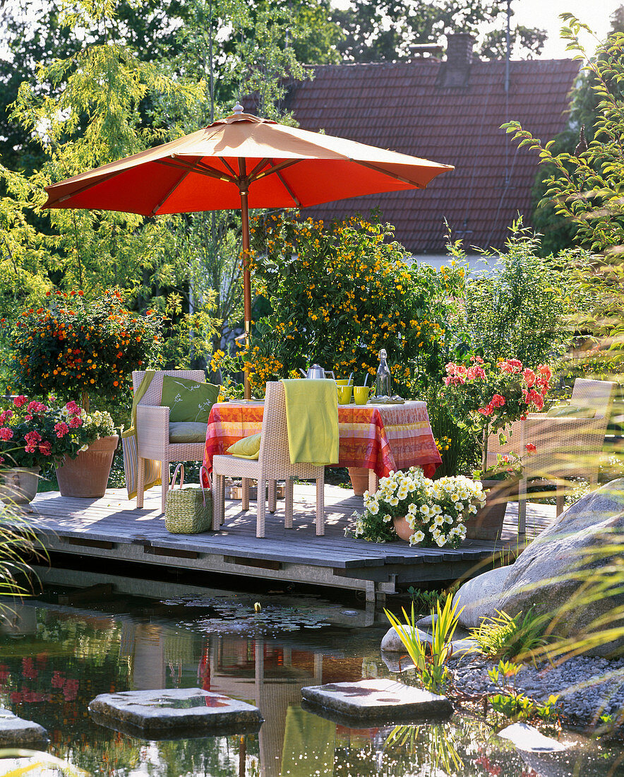 Terrasse aus Lärchenholz am Teich