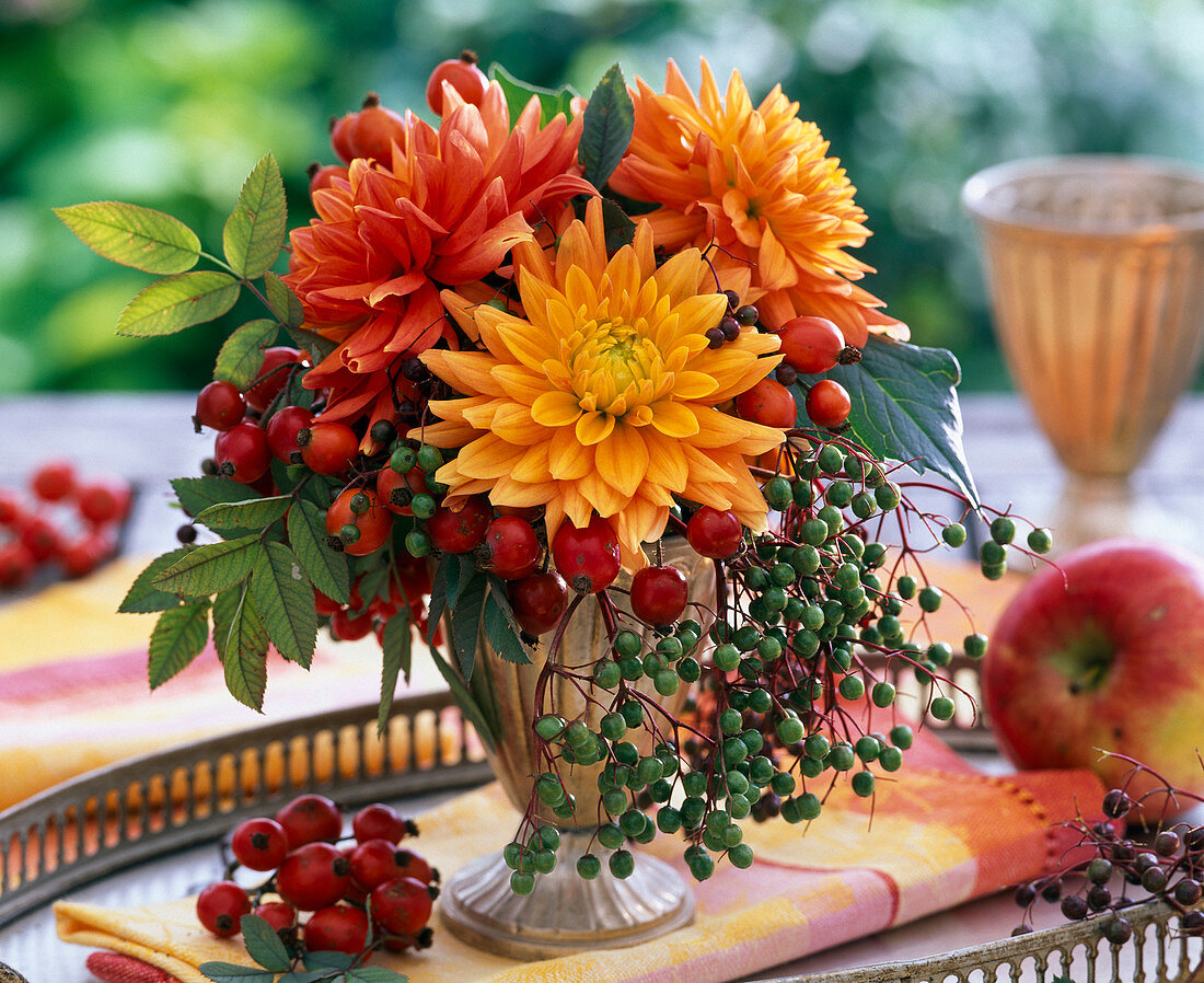 Kleiner Strauß aus Dahlia (Dahlien), Hagebutten, Beeren