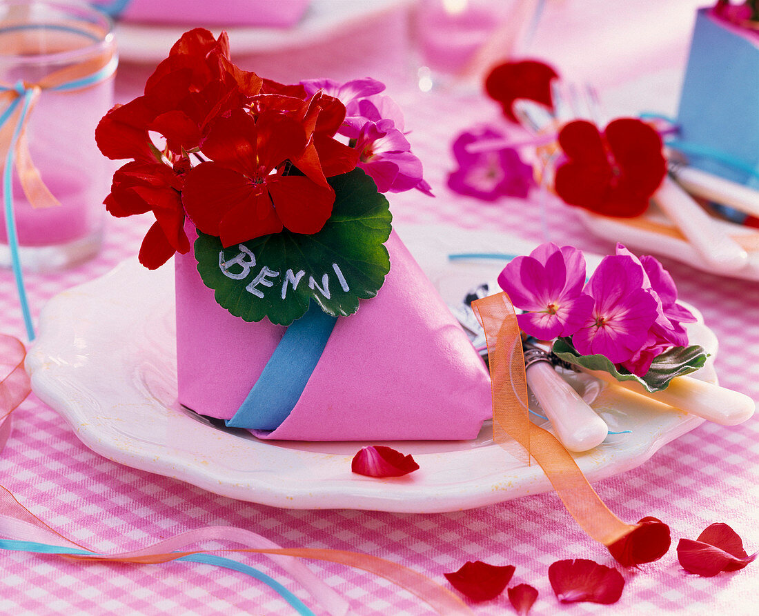 Pelargonium in folded napkin, leaf as name tag 'Benni'