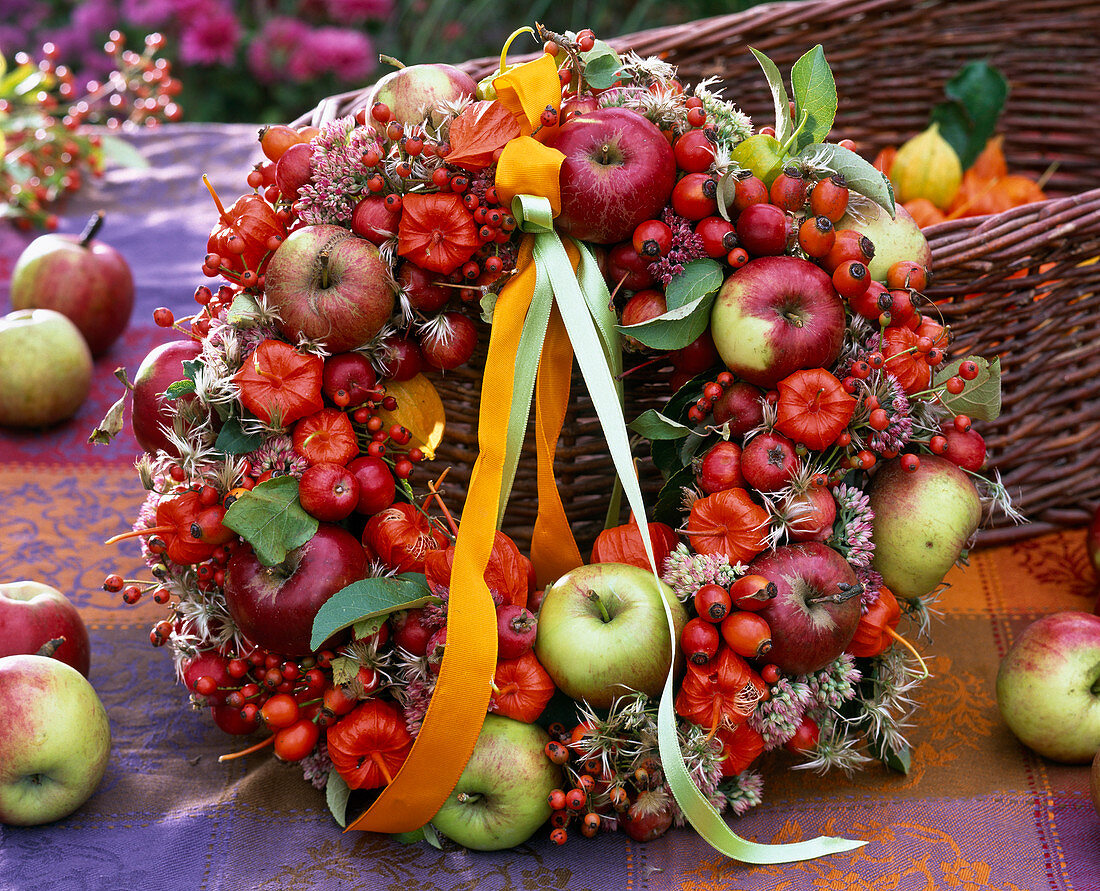 Kranz aus Malus (Äpfel und Zieräpfel), Hagebutten, Physalis (Lampionblumen)