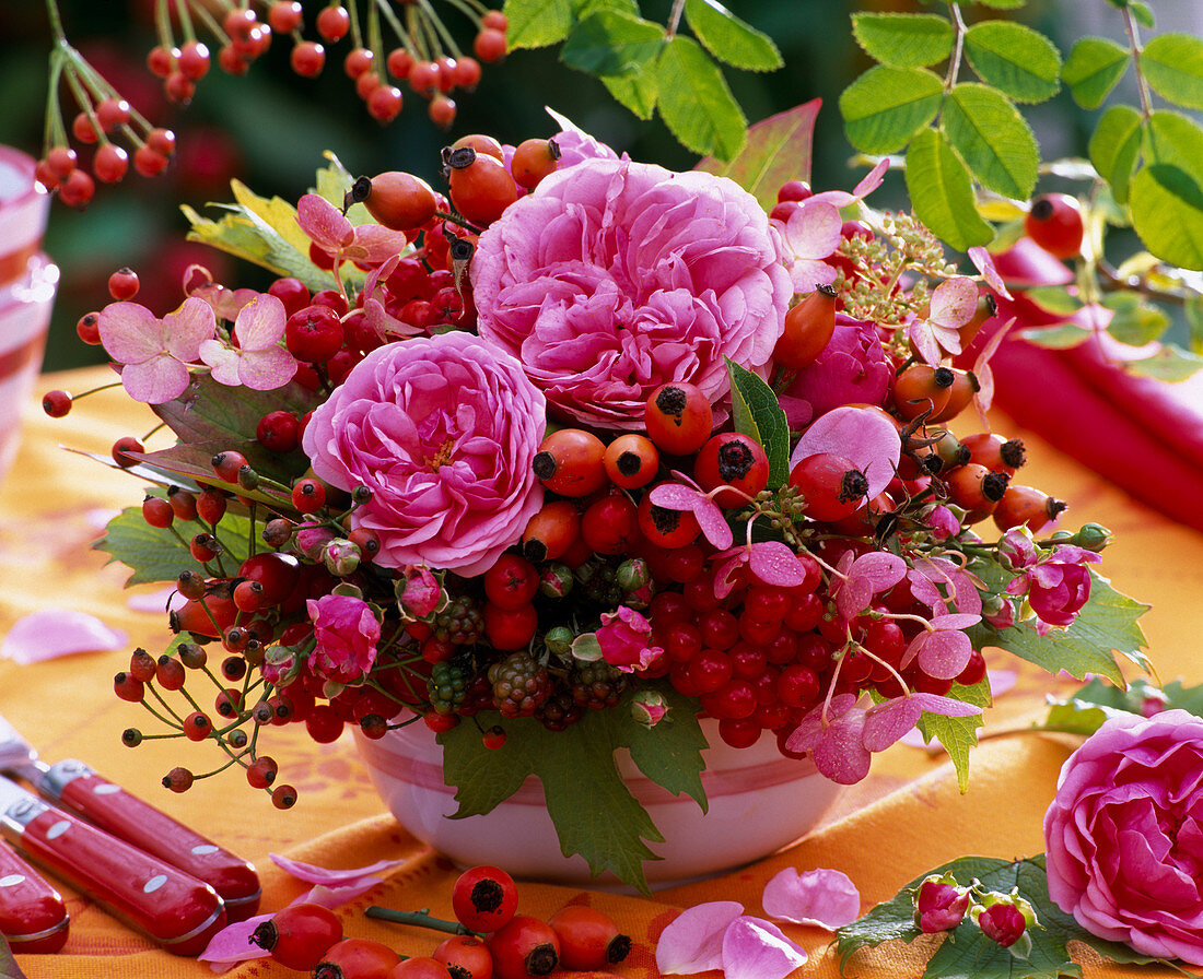 Strauß aus Rosa (Rosen), Hydrangea (Hortensien), Hagebutten, Viburnum