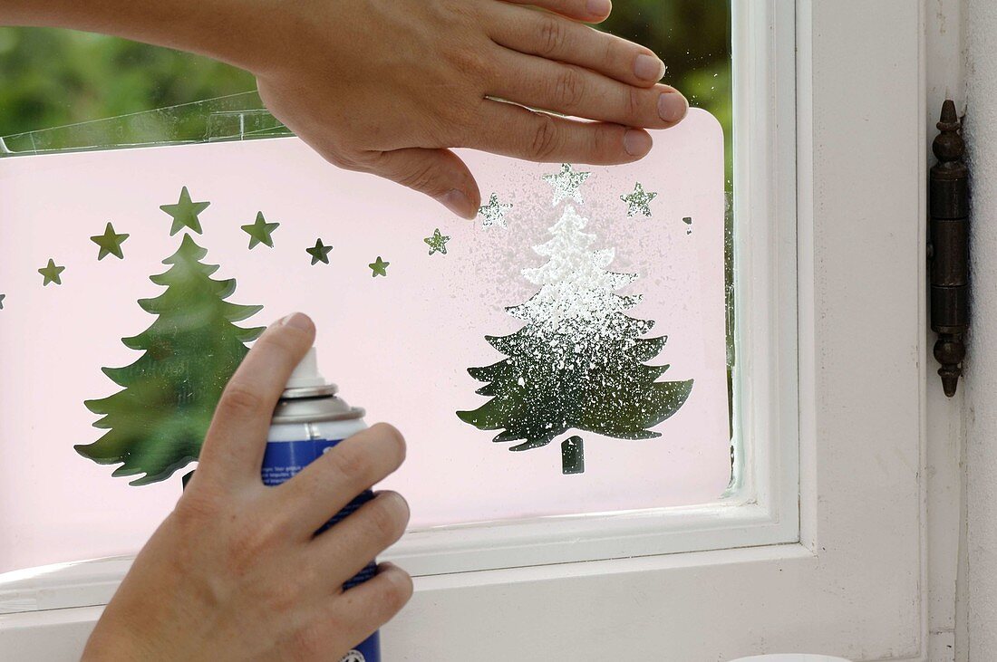 Fensterdekoration mit Schneespray und … – Bild kaufen – 12146463