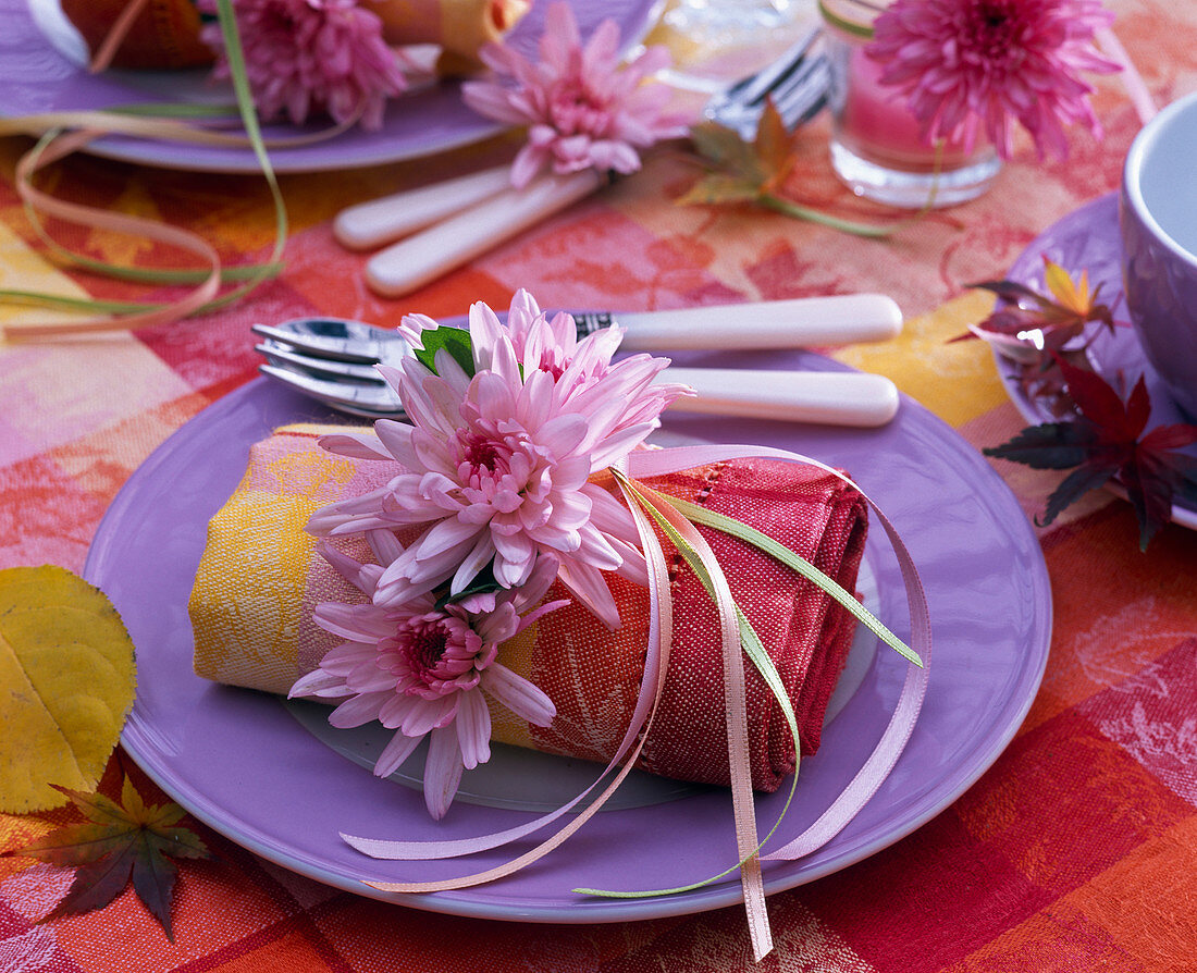 Tischdeko mit rosa Chrysanthemen