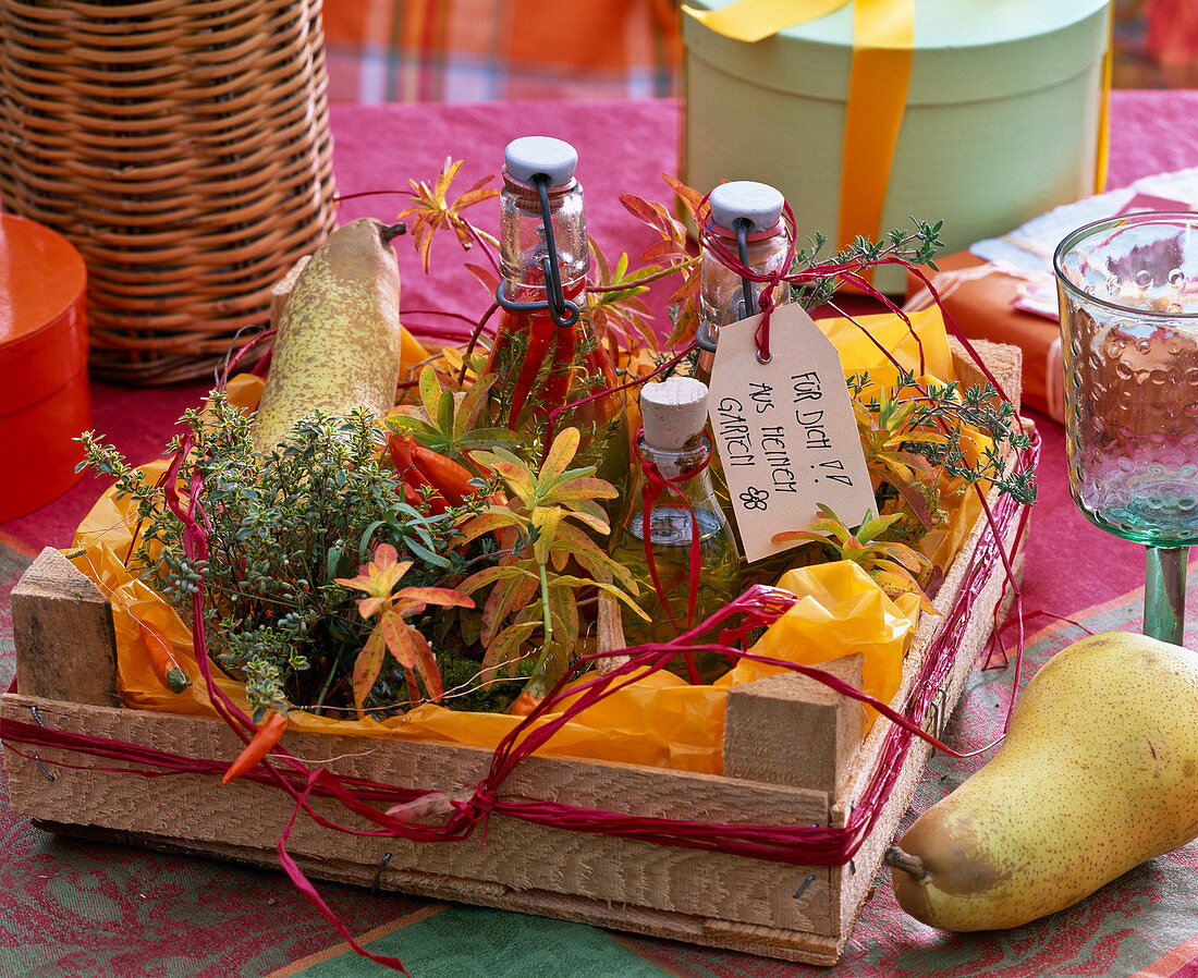 Geschenk aus dem Garten : Kräuteröle in kleinen Flaschen mit Schild 'Für Dich!!