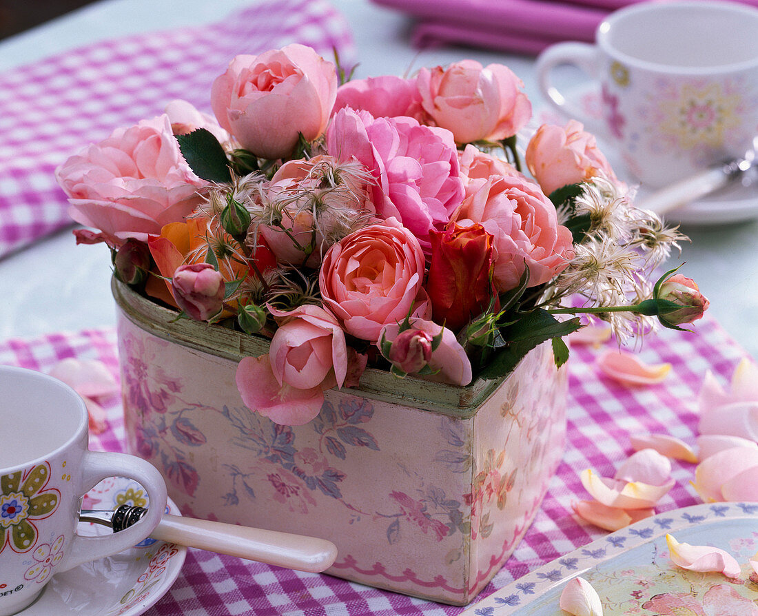 Strauß aus Rosa (Rosen) und Clematis (Waldrebe, Samenstände) in Dose