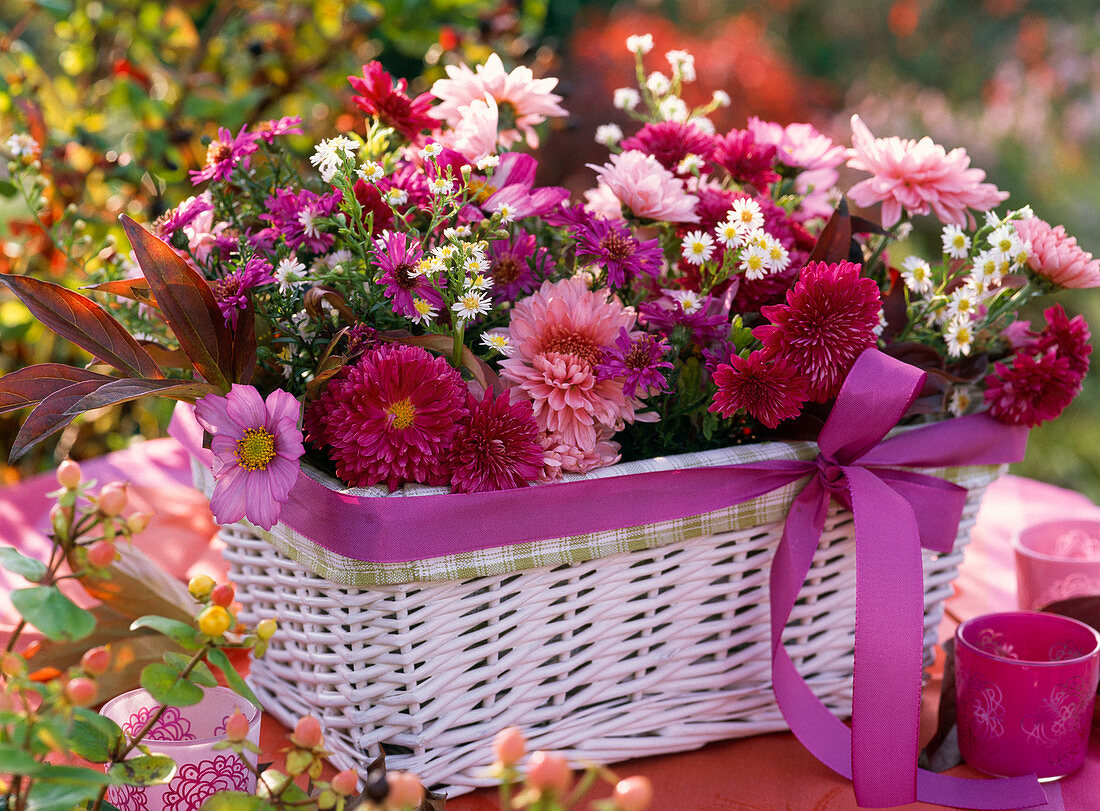 Strauß aus Chrysanthemum (Herbstchrysanthemen), Aster (Herbstastern), Cosmos