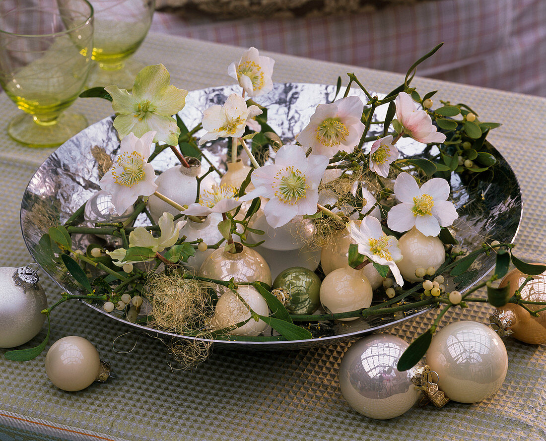 Helleborus niger (Christrosen), Christbaumkugeln als Vasen