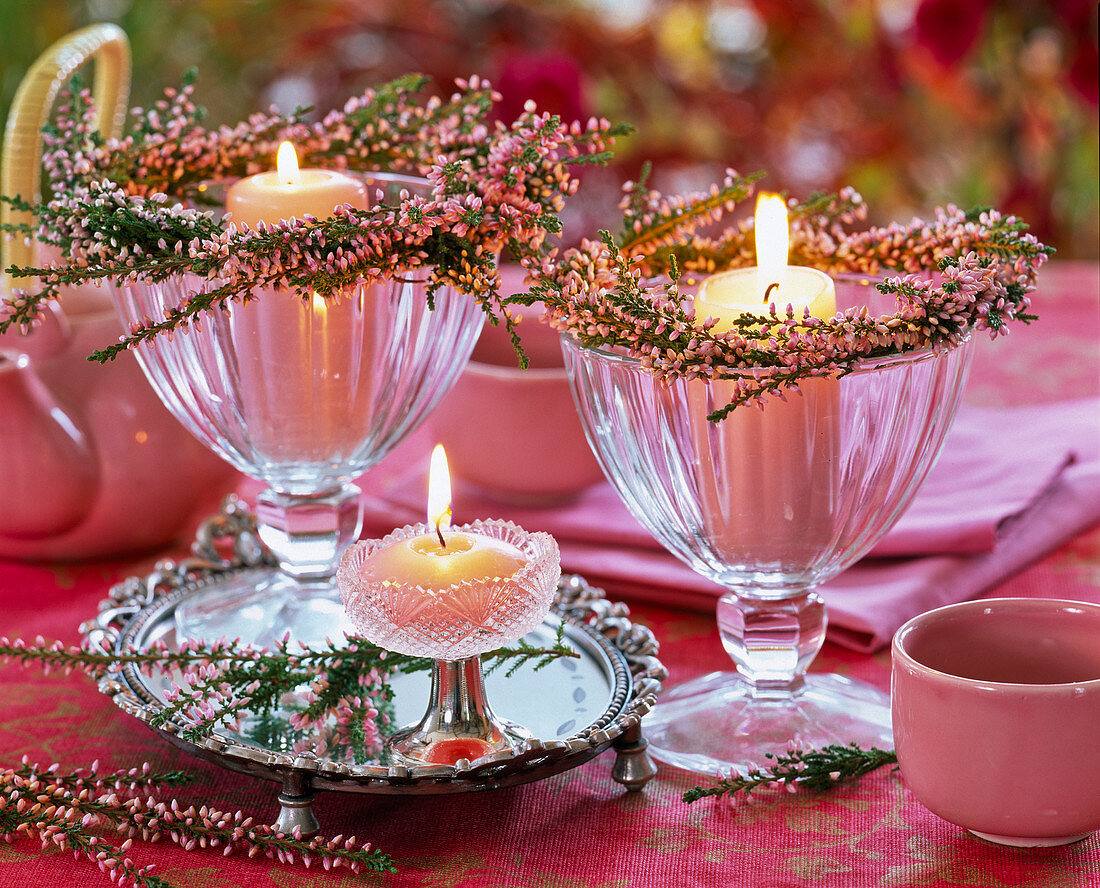 Small wreaths from Calluna around ice cream cup with pink candles