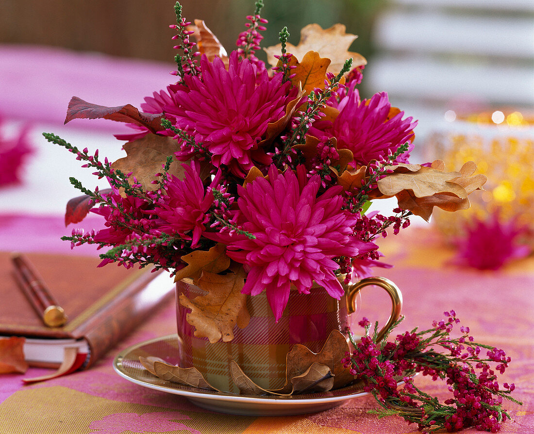 Kleiner Strauß aus Chrysanthemum (Herbstchrysanthemen), Calluna (Besenheide)