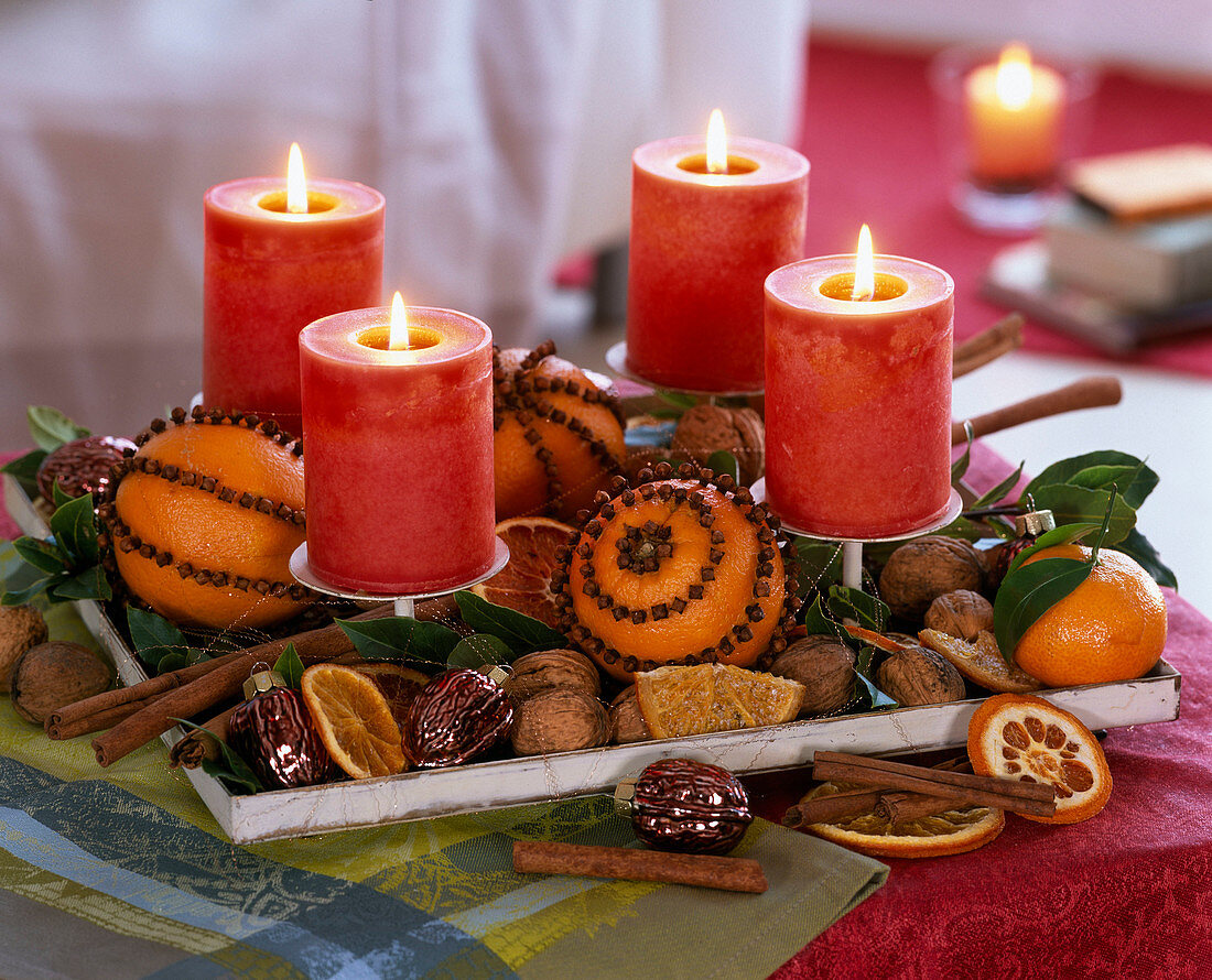 Adventskranz auf quadratischem Metallgestell