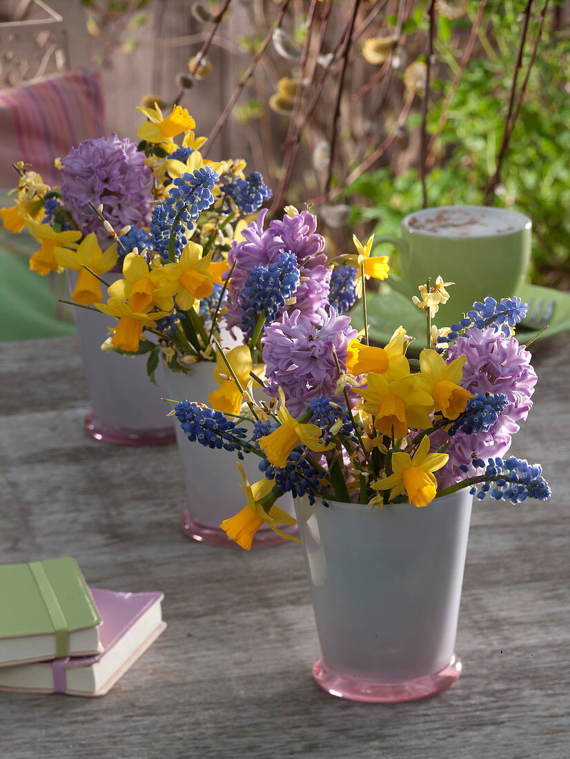 Kleine Sträuße aus Hyacinthus (Hyazinthen), Narcissus (Narzissen), Muscari