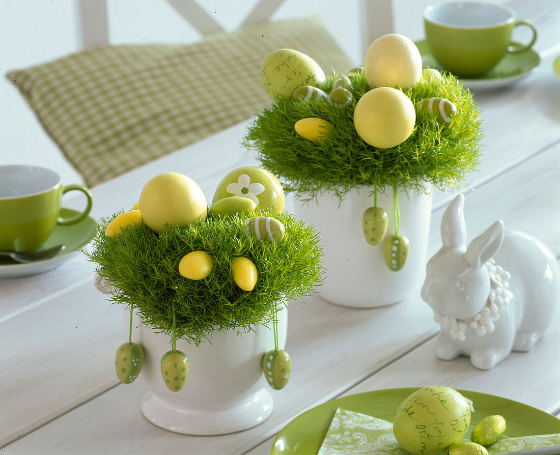 Easter table decoration with Sagina 'Scottish Moss' (Sternmoos)