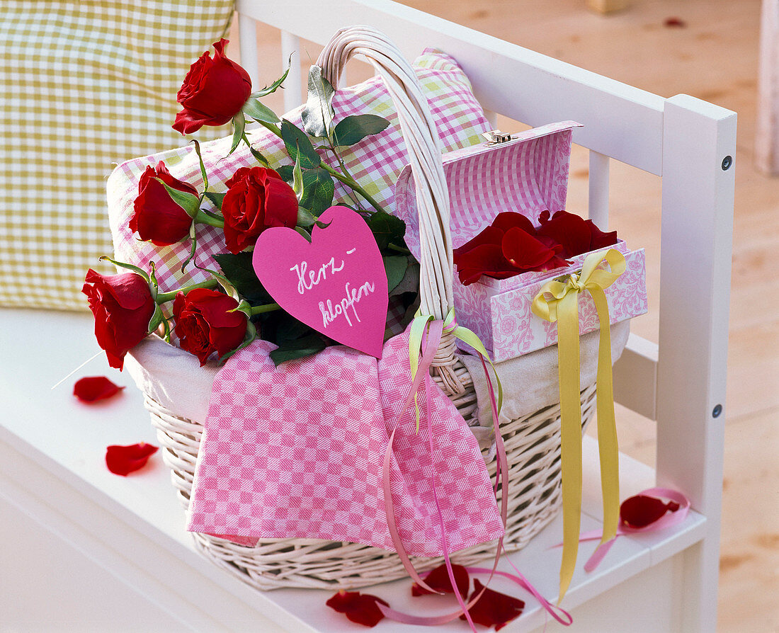 Picnic basket with rose, heart-shaped shield 'Palpitations'