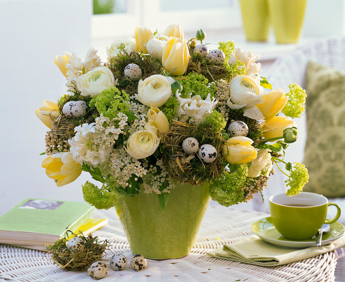 Strauß aus Tulipa (Tulpen), Viburnum (Schneeball), Hyacinthus (Hyazinthen)