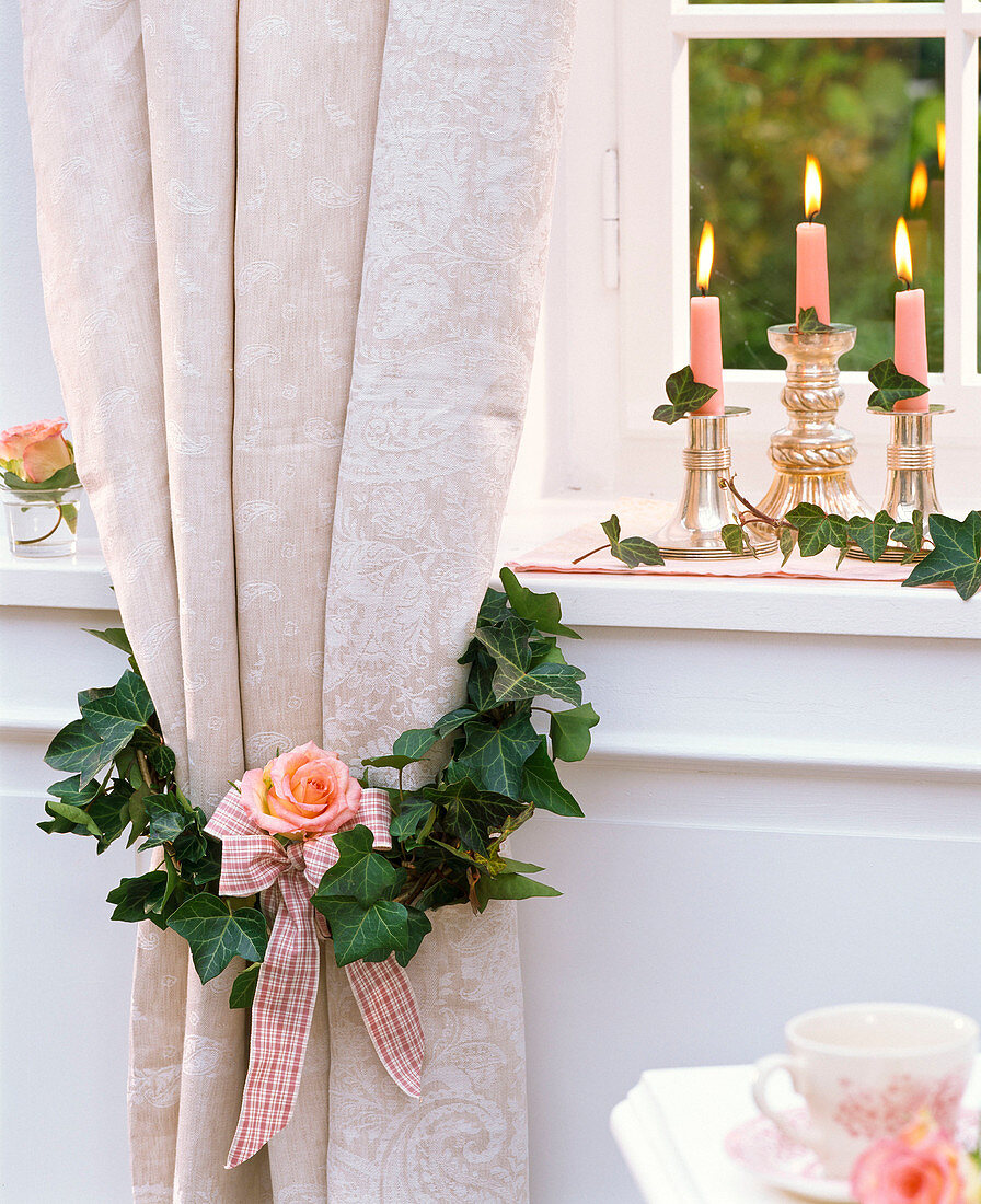 Wreath with hedera (ivy) with pink (rose) around curtain, loop