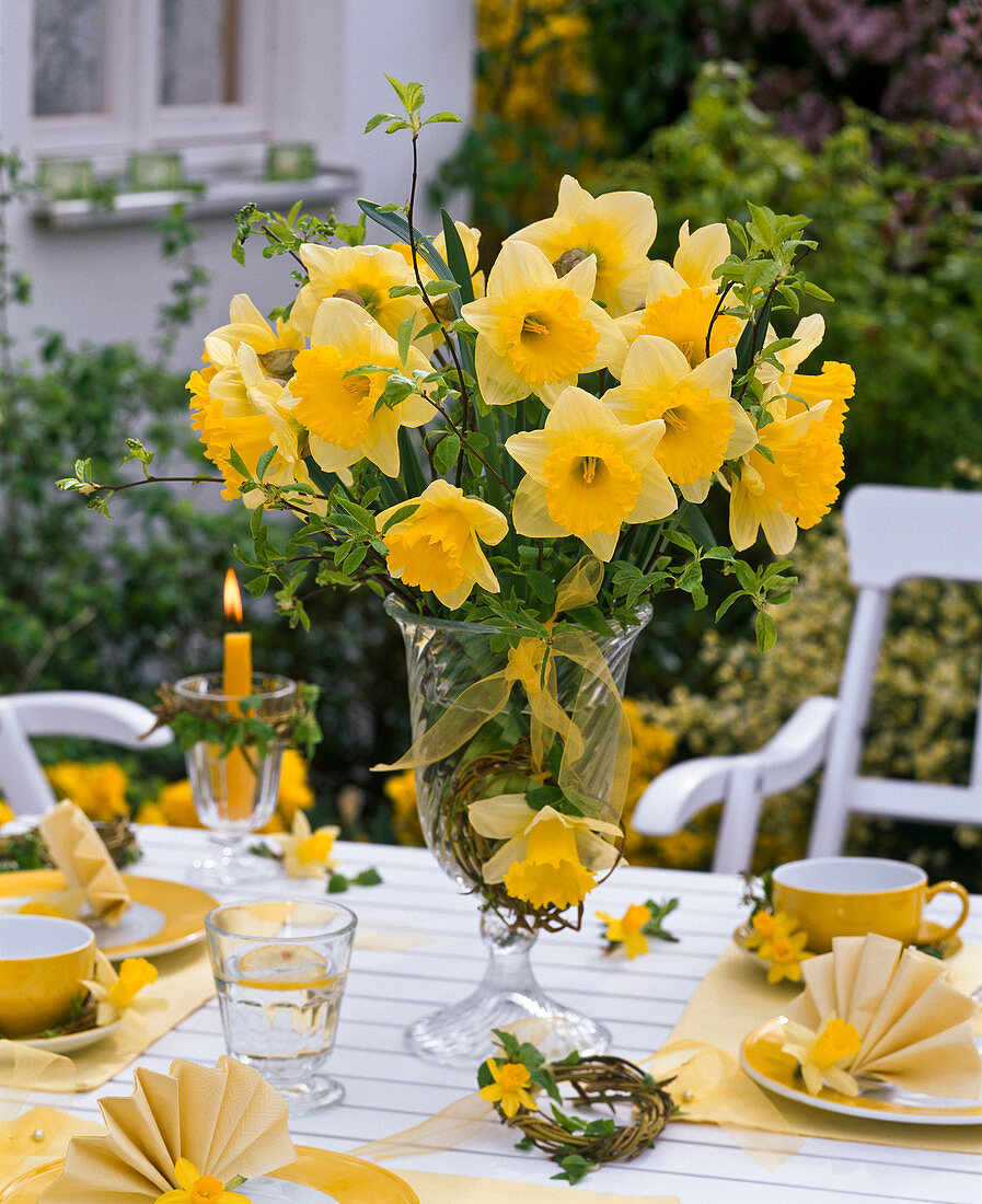 Yellow table decoration with fan-shaped folded napkins