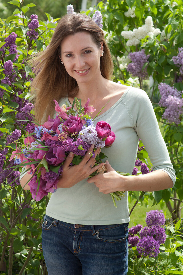 Frau mit Strauß aus Syringa (Flieder), Tulipa (Tulpen)