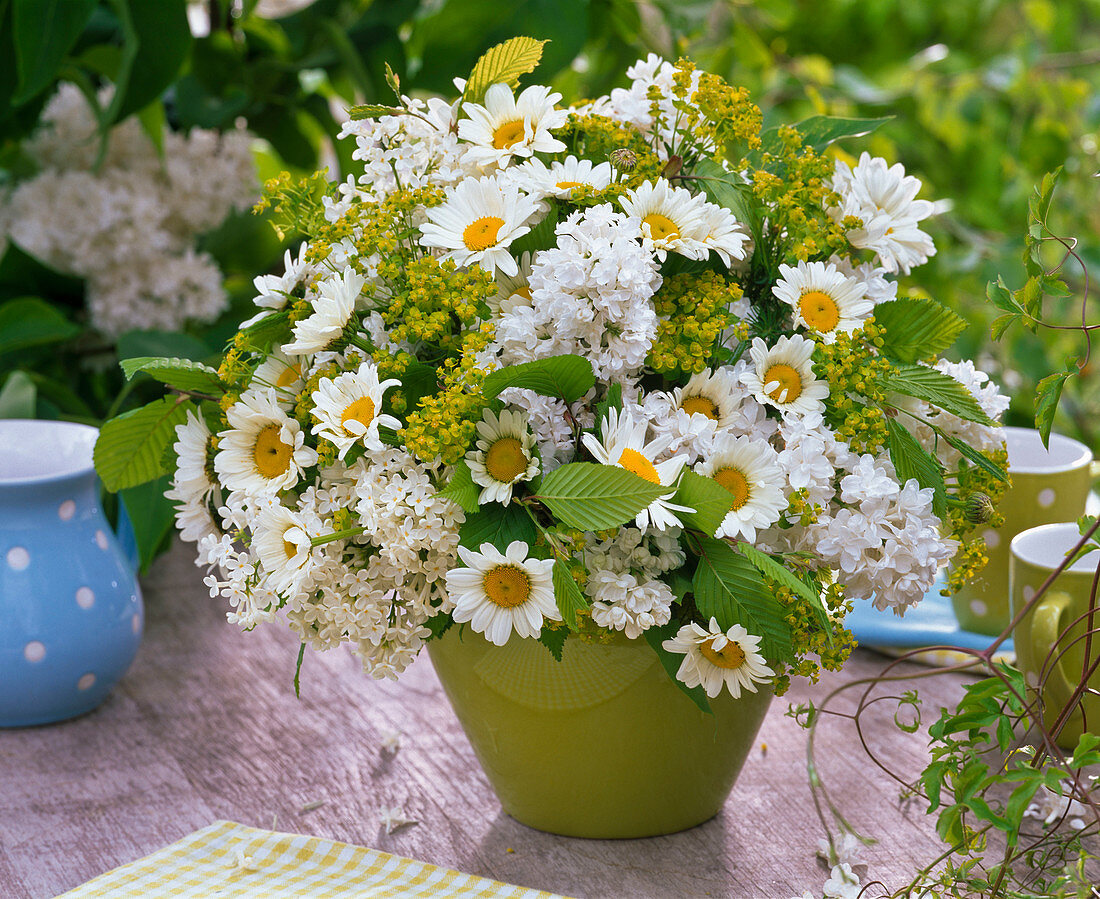 Strauß aus Syringa (Flieder), Leucanthemum (Frühlingsmargeriten), Euphorbia