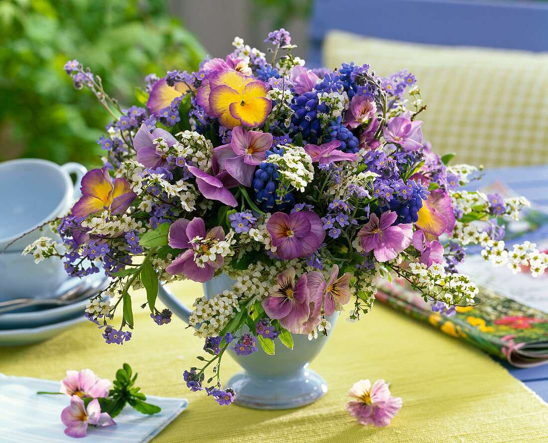 Strauß aus Muscari (Traubenhyazinthen), Viola (Hornveilchen), Spiraea