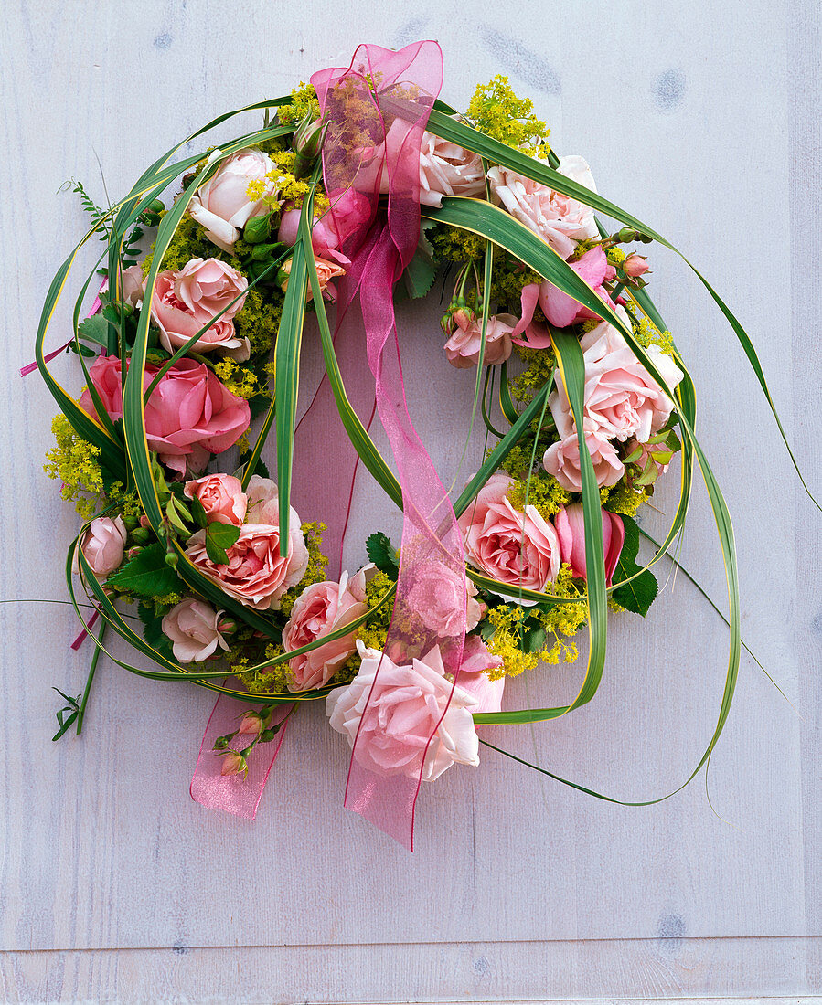 Kranz aus Rosa (Rosen), Alchemilla (Frauenmantel), Spartina