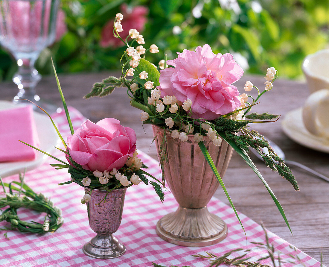 Rosa (Rosen), Convallaria (Maiglöckchen), Gräser in kleinen Bechern