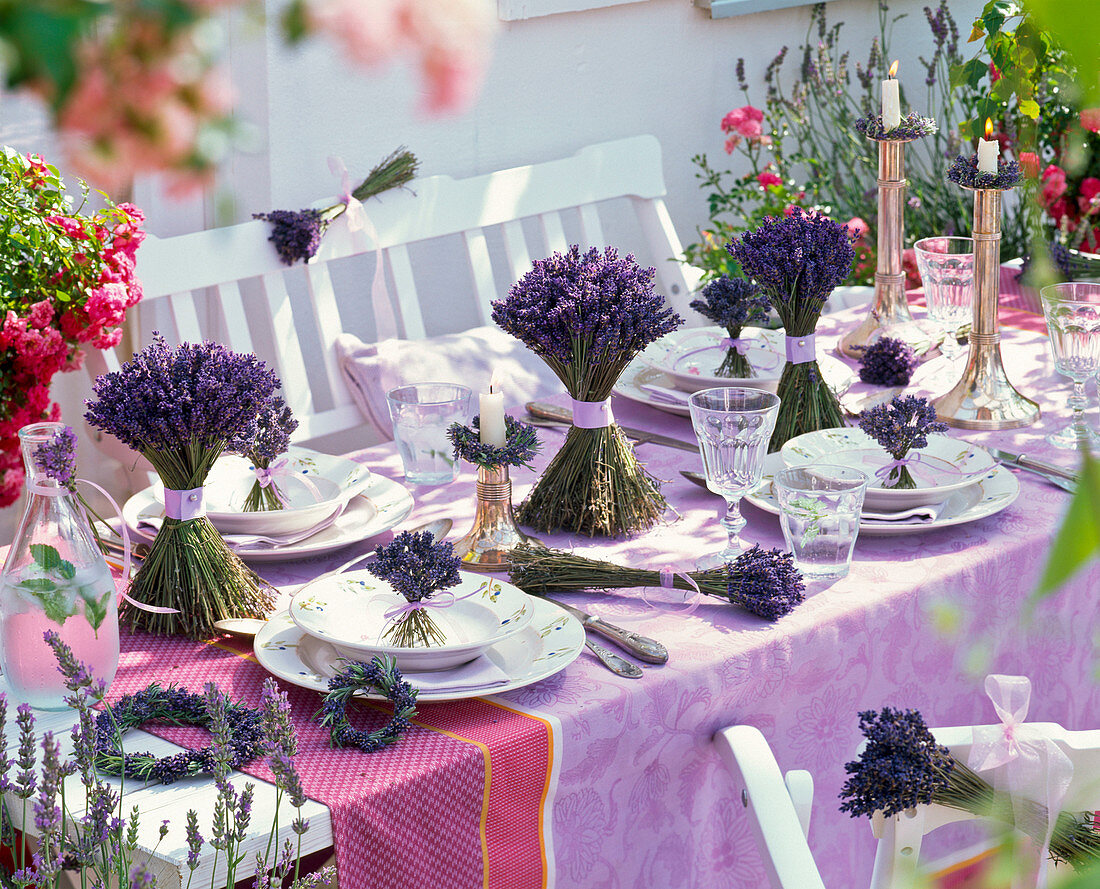 Tischdekoration mit Stehsträußen aus Lavandula (Lavendel), weiße Gedecke