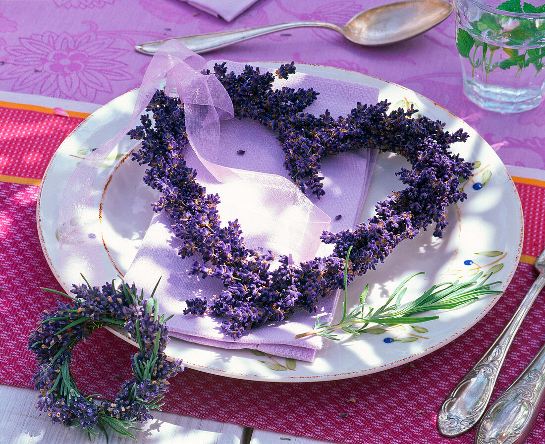 Kranz rund und in Herzform aus Lavandula (Lavendel) als Serviettendekoration