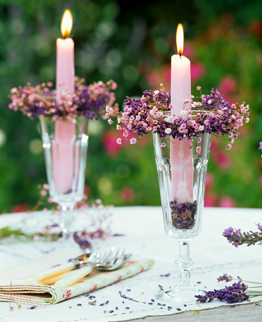 Kränze aus Lavandula (Lavendel) und Gypsophila (Schleierkraut)