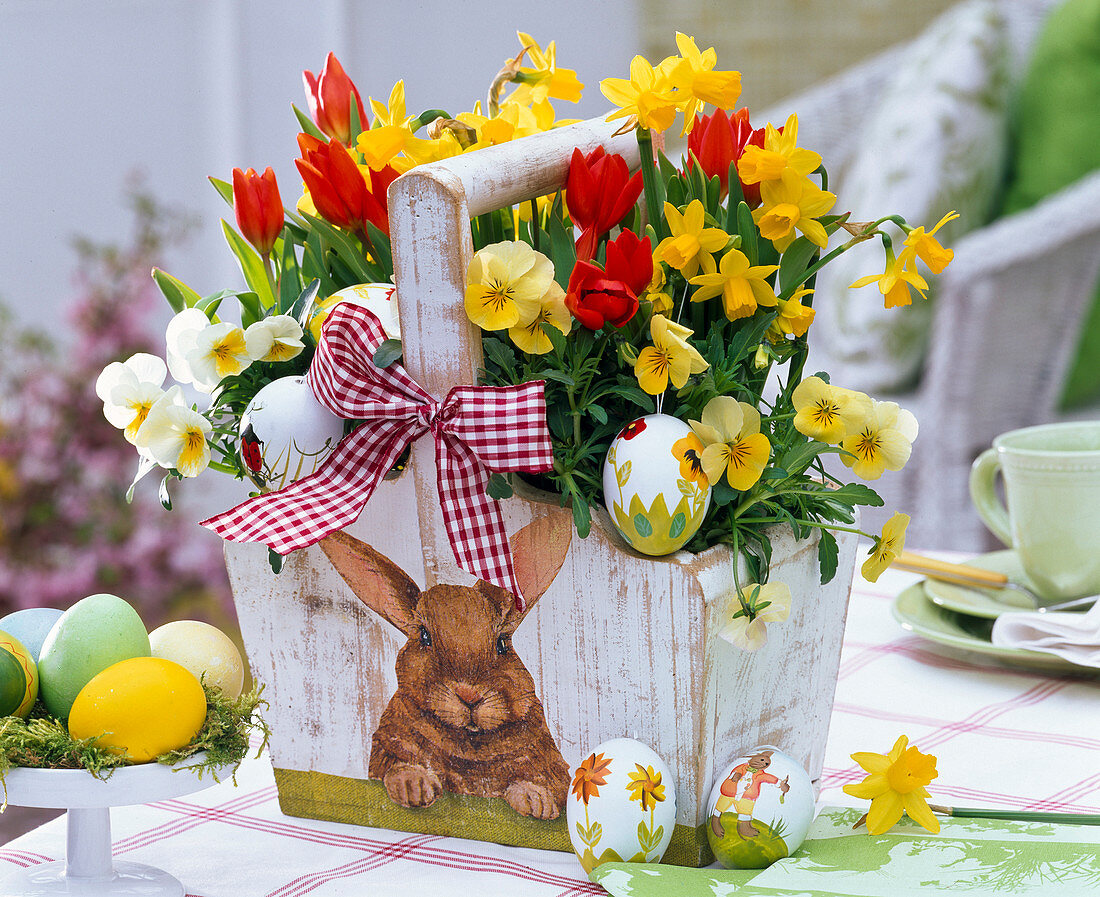 Wooden basket with napkin 'Hase'