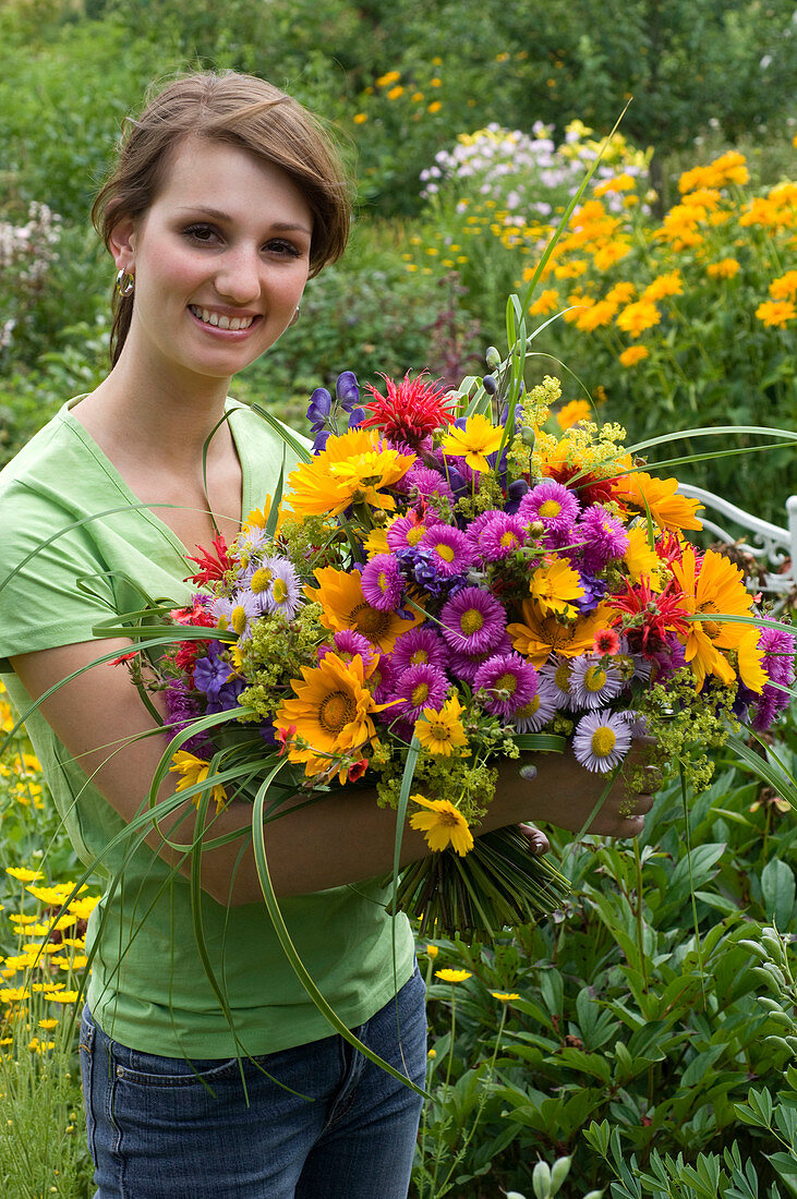 Woman with a bouquet of Erigeron (fine beam), Heliopsis