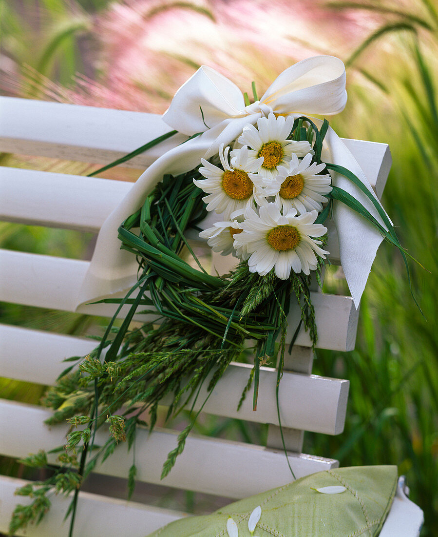 Table decoration with daisies and grasses