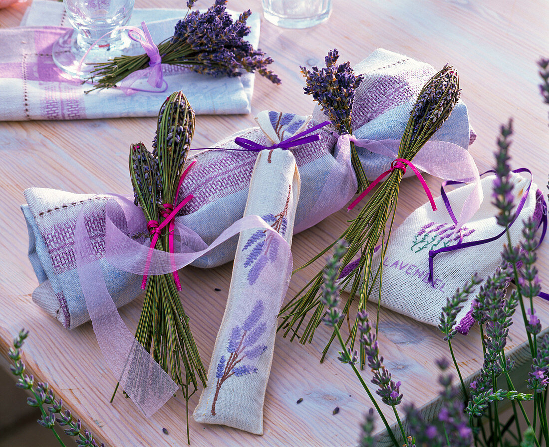 Geschenkverpackung : Geschenk in Stoff eingewickelt und mit Lavandula