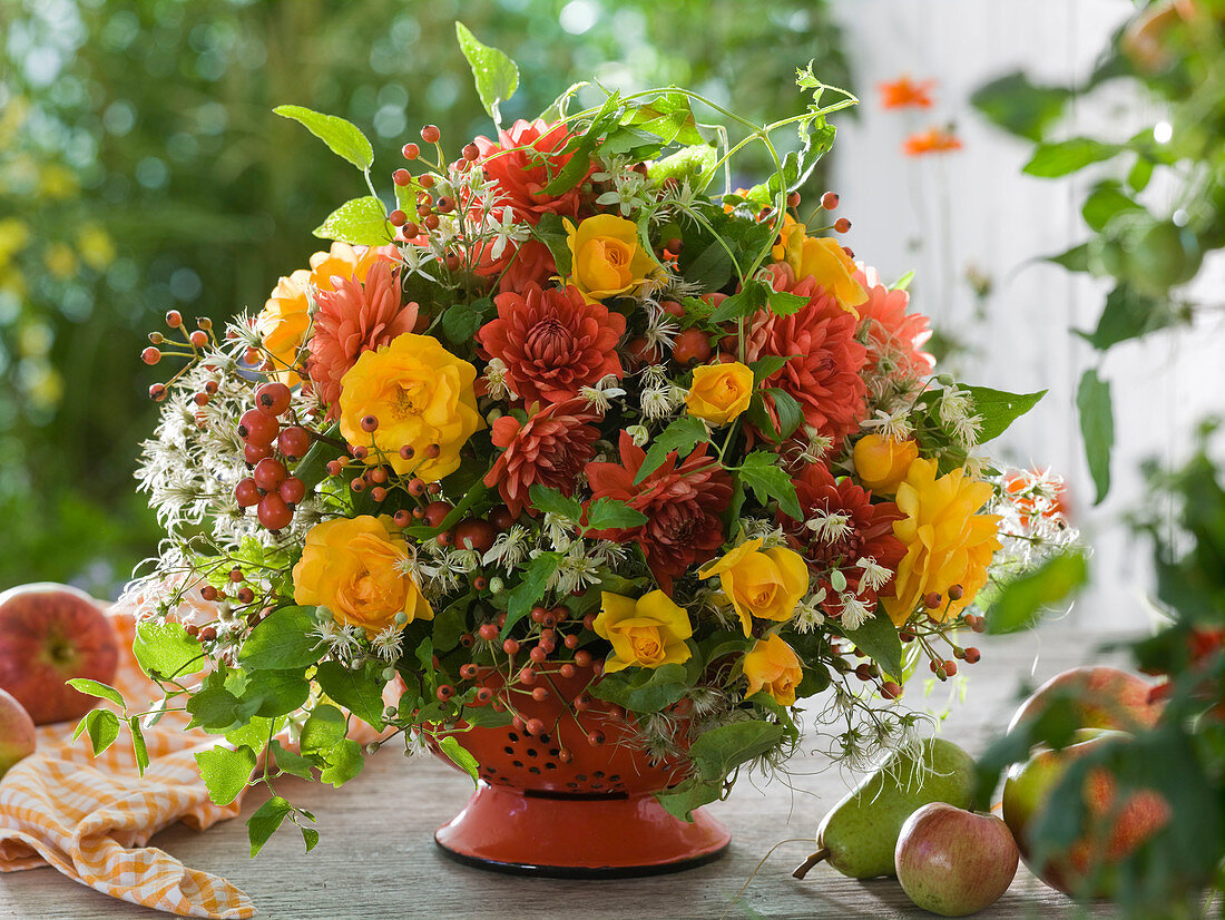 Herbststrauß aus Chrysanthemum (Chrysanthemen), Rosa