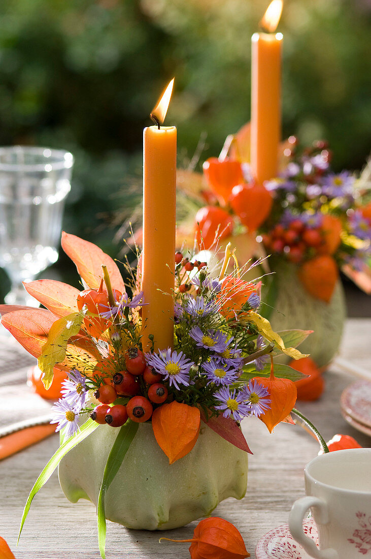 Kleiner Strauß aus Aster (Herbstastern), Physalis (Lampions), Rosa