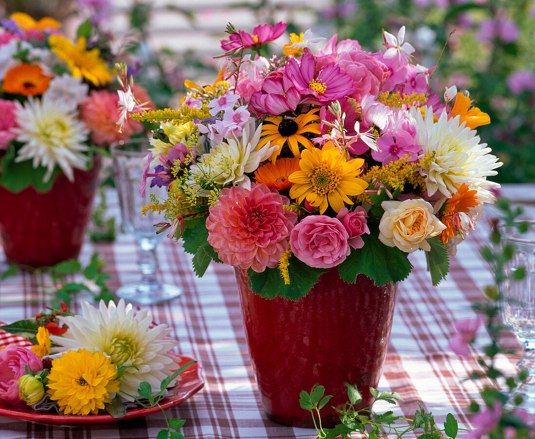 Strauß aus Rudbeckia (Sonnenhut), Rosa (Rosen), Dahlia (Dahlien)